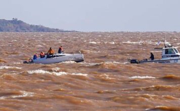 DESARBOLO UN VELERO ANTES DE LLEGAR A COLONIA Y FUE RESCATADO POR ADES Y LA ARMADA URUGUAYA