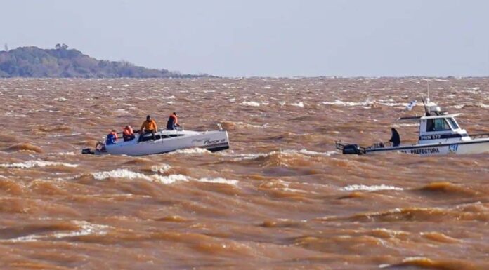 DESARBOLO UN VELERO ANTES DE LLEGAR A COLONIA Y FUE RESCATADO POR ADES Y LA ARMADA URUGUAYA