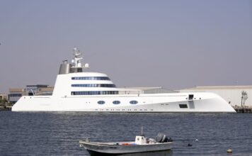 UNO DE LOS YATES MÁS GRANDES DEL MUNDO DE UN MILLONARIO RUSO, SE ESCONDE EN UN PUERTO DE EMIRATOS ARABES UNIDOS