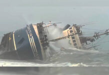 PERÚ – UN BARCO PESQUERO QUEDÓ VARADO Y VOLCADO EN UNA PLAYA POR EL FUERTE OLEAJE