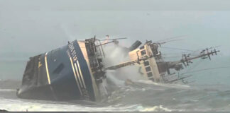 PERÚ – UN BARCO PESQUERO QUEDÓ VARADO Y VOLCADO EN UNA PLAYA POR EL FUERTE OLEAJE