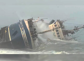 PERÚ – UN BARCO PESQUERO QUEDÓ VARADO Y VOLCADO EN UNA PLAYA POR EL FUERTE OLEAJE