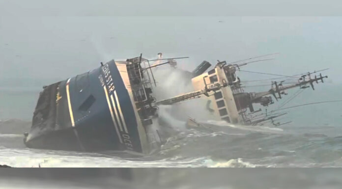 PERÚ – UN BARCO PESQUERO QUEDÓ VARADO Y VOLCADO EN UNA PLAYA POR EL FUERTE OLEAJE