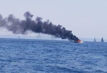 PALMA DE MALLORCA – SE INCENDIÓ UN SPORT CRUISER DE 1O METROS QUE TERMINÓ HUNDIÉNDOSE (VIDEO)
