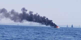 PALMA DE MALLORCA – SE INCENDIÓ UN SPORT CRUISER DE 1O METROS QUE TERMINÓ HUNDIÉNDOSE (VIDEO)