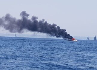 PALMA DE MALLORCA – SE INCENDIÓ UN SPORT CRUISER DE 1O METROS QUE TERMINÓ HUNDIÉNDOSE (VIDEO)