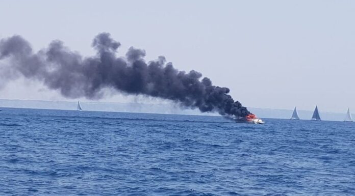 PALMA DE MALLORCA – SE INCENDIÓ UN SPORT CRUISER DE 1O METROS QUE TERMINÓ HUNDIÉNDOSE (VIDEO)