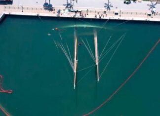 DOS GRUAS DE GRANDES DIMENSIONES SACARÁN DEL AGUA EL VELERO ELEONORA E HUNDIDO HACE CASI 3 MESES