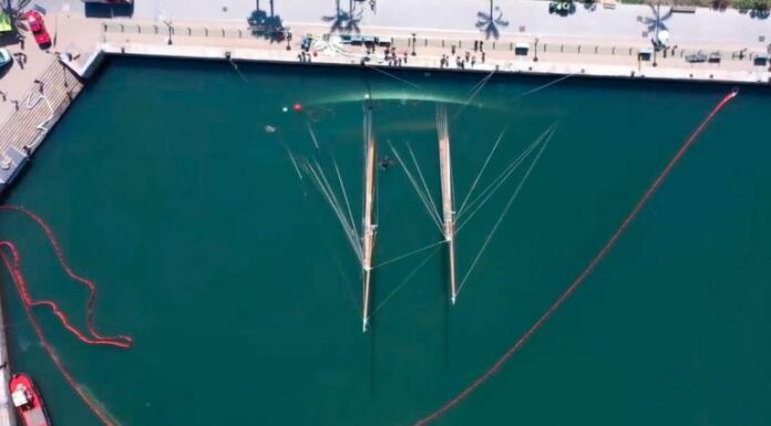 DOS GRUAS DE GRANDES DIMENSIONES SACARÁN DEL AGUA EL VELERO ELEONORA E HUNDIDO HACE CASI 3 MESES