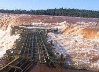 VIDEO – IMPRESIONANTE CRECIDA DEL RÍO IGUAZÚ OBLIGÓ A CERRAR EL CIRCUITO DE LA GARGANTA DEL DIABLO
