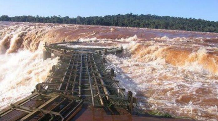 VIDEO – IMPRESIONANTE CRECIDA DEL RÍO IGUAZÚ OBLIGÓ A CERRAR EL CIRCUITO DE LA GARGANTA DEL DIABLO