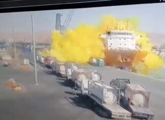 VIDEO – EXPLOTA UN TANQUE DE GAS TOXICO EN UN BUQUE DE CARGA EN JORDANIA