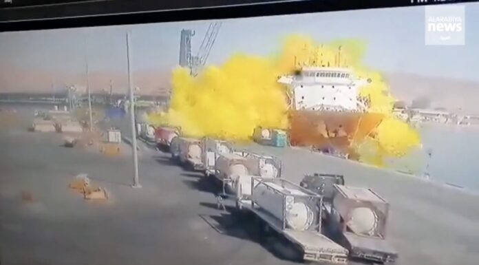 VIDEO – EXPLOTA UN TANQUE DE GAS TOXICO EN UN BUQUE DE CARGA EN JORDANIA