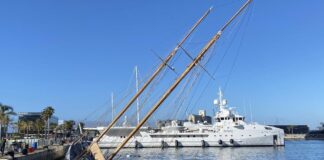 IMPACTANTE VIDEO – SE HUNDE UNA GOLETA CLÁSICA DE 50 METROS TRAS SER CHOCADA POR UN BUQUE DE SALVAMENTO EN TARRAGONA