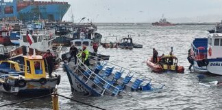 CHILE – AL MENOS CUATRO LANCHAS TERMINAN HUNDIDADS POR FUERTE OLEAJE EN EL SECTOR MUELLE PRAT DE VALPARAÍSO