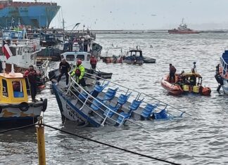 CHILE – AL MENOS CUATRO LANCHAS TERMINAN HUNDIDADS POR FUERTE OLEAJE EN EL SECTOR MUELLE PRAT DE VALPARAÍSO
