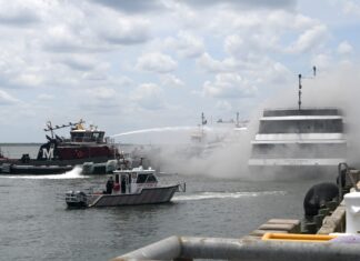 EEUU – EL CATAMARÁN DE PASAJEROS “SPIRIT OF NORFOLK” SE INCENDIA CON 100 PERSONAS A BORDO