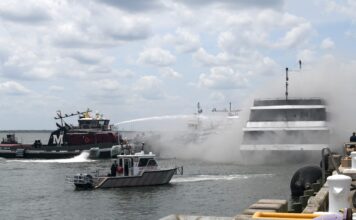 EEUU – EL CATAMARÁN DE PASAJEROS “SPIRIT OF NORFOLK” SE INCENDIA CON 100 PERSONAS A BORDO