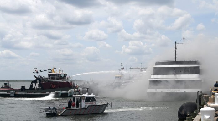 EEUU – EL CATAMARÁN DE PASAJEROS “SPIRIT OF NORFOLK” SE INCENDIA CON 100 PERSONAS A BORDO