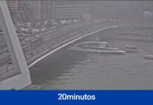 DOS BARCOS CHOCAN EN EL PUENTE ERASMUS DE ROTTERDAM, PAÍSES BAJOS