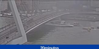 DOS BARCOS CHOCAN EN EL PUENTE ERASMUS DE ROTTERDAM, PAÍSES BAJOS