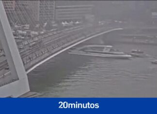 DOS BARCOS CHOCAN EN EL PUENTE ERASMUS DE ROTTERDAM, PAÍSES BAJOS