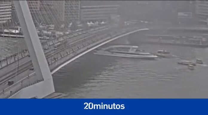 DOS BARCOS CHOCAN EN EL PUENTE ERASMUS DE ROTTERDAM, PAÍSES BAJOS