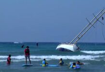 PELIGRO: UN VELERO ENCALLADO SE CONVIERTE EN UNA PELIGROSA ZONA DE JUEGOS EN UNA PLAYA DE ESPAÑA (VIDEO)