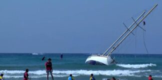 PELIGRO: UN VELERO ENCALLADO SE CONVIERTE EN UNA PELIGROSA ZONA DE JUEGOS EN UNA PLAYA DE ESPAÑA (VIDEO)