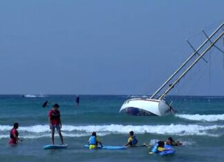PELIGRO: UN VELERO ENCALLADO SE CONVIERTE EN UNA PELIGROSA ZONA DE JUEGOS EN UNA PLAYA DE ESPAÑA (VIDEO)