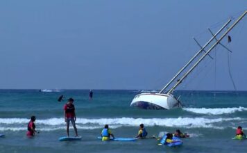 PELIGRO: UN VELERO ENCALLADO SE CONVIERTE EN UNA PELIGROSA ZONA DE JUEGOS EN UNA PLAYA DE ESPAÑA (VIDEO)