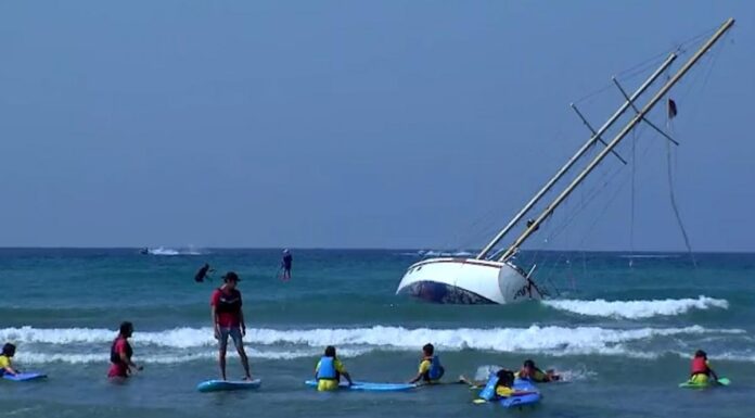 PELIGRO: UN VELERO ENCALLADO SE CONVIERTE EN UNA PELIGROSA ZONA DE JUEGOS EN UNA PLAYA DE ESPAÑA (VIDEO)