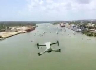 VIDEO – DRONE SE ESTRELLA CONTRA REPORTERO QUE CUBRÍA UNA PROCESIÓN NÁUTICA EN MEXICO