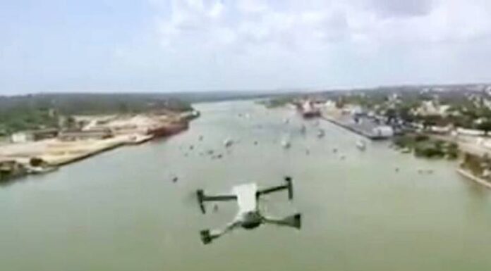 VIDEO – DRONE SE ESTRELLA CONTRA REPORTERO QUE CUBRÍA UNA PROCESIÓN NÁUTICA EN MEXICO