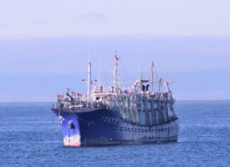 INSÓLITO: URUGUAY CAPTURA POTERO CHINO PESCANDO ILEGALMENTE CALAMAR ILLEX AGUAS AFUERA DEL RÍO DE LA PLATA