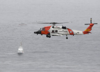 CAPITÁN DE UN BARCO PASA HORAS EN EL AGUA TRAS CAER POR LA BORDA FRENTE A LA COSTA DE FLORIDA