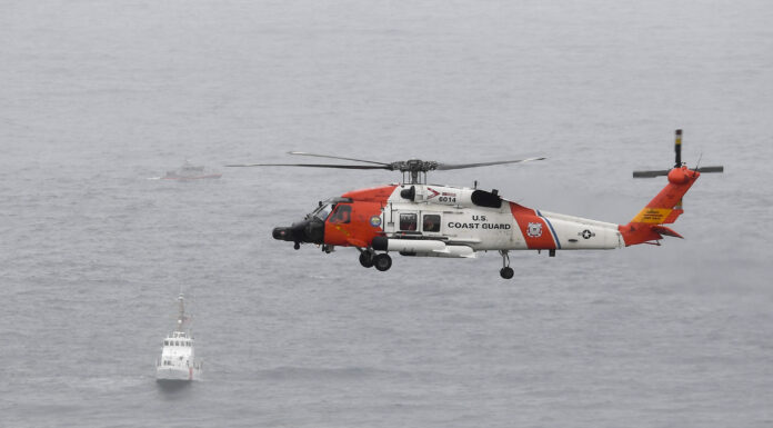 CAPITÁN DE UN BARCO PASA HORAS EN EL AGUA TRAS CAER POR LA BORDA FRENTE A LA COSTA DE FLORIDA