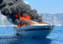 ITALIA – UN PERSHING 88 DE 27 METROS SE INCENDIA Y SE HUNDE EN POSITANO (VIDEO)