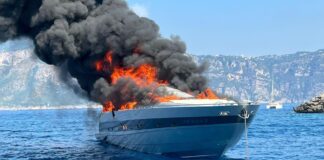ITALIA – UN PERSHING 88 DE 27 METROS SE INCENDIA Y SE HUNDE EN POSITANO (VIDEO)