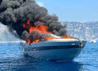 ITALIA – UN PERSHING 88 DE 27 METROS SE INCENDIA Y SE HUNDE EN POSITANO (VIDEO)