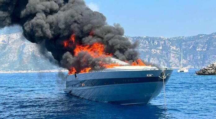 ITALIA – UN PERSHING 88 DE 27 METROS SE INCENDIA Y SE HUNDE EN POSITANO (VIDEO)