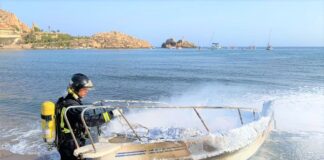 ESPAÑA – UN INCENDIO EN EL MUELLE CALCINA CINCO BARCOS EN EL PUERTO DE AGUILA EN MURCIA (VIDEO)