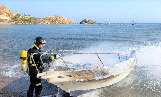 ESPAÑA – UN INCENDIO EN EL MUELLE CALCINA CINCO BARCOS EN EL PUERTO DE AGUILA EN MURCIA (VIDEO)