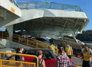 VIDEO – UN FERRY SE ESTRELLA CONTRA UN MUELLE DEL PUERTO DE SEATTLE EN EEUU
