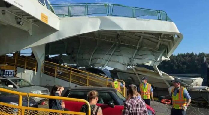 VIDEO – UN FERRY SE ESTRELLA CONTRA UN MUELLE DEL PUERTO DE SEATTLE EN EEUU