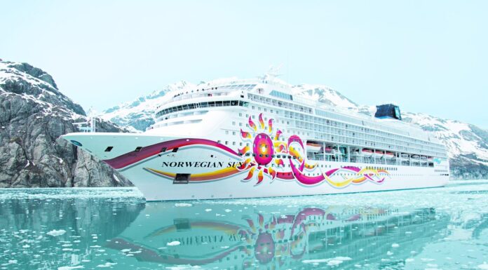 SUSTO EN ALASKA: UN BARCO CON 3.000 PASAJEROS CHOCÓ CONTRA UN ICEBERG