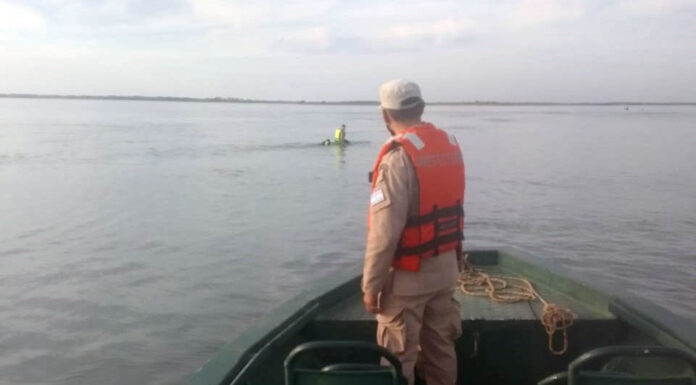 CORRIENTES – PREFECTURA RESCATÓ A DOS KAYAKISTAS