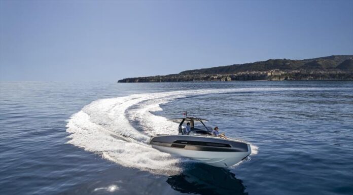 NUEVO MODELO FUERA DE BORDA DEPORTIVO INVICTUS GHT320S LISTO PARA SU DEBUT MUNDIAL EN CANNES 2022