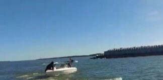 GRAVE ACCIDENTE EN PASO DE LA PATRIA: UNA BARCAZA PASÓ POR ARRIBA A UNA LANCHA, HAY UN DESAPARECIDO (VIDEO)