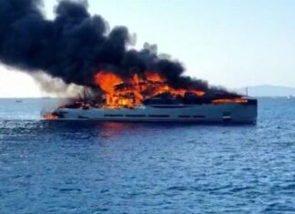 ESPECTACULAR INCENDIO QUEMA UN LUJOSO YATE DE 45 METROS DE UN MILLONARIO ITALIANO EN FORMENTERA